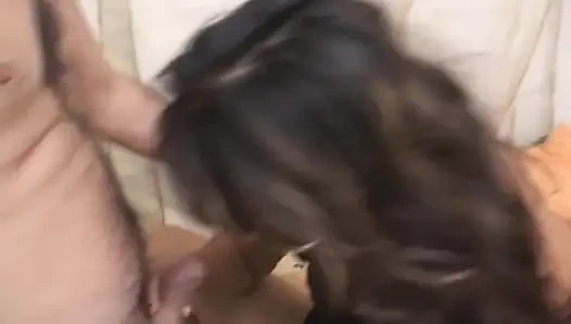 Esmer orta yaşlı seksi kadın iki adam tarafından sikiliyor