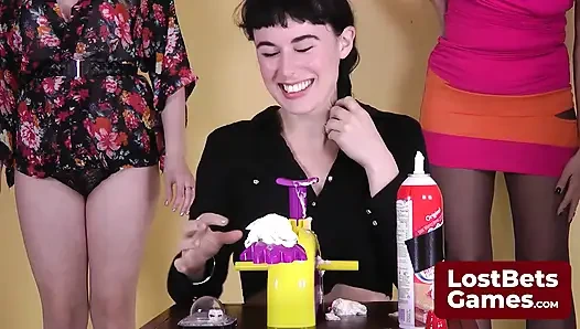 Ein verlockendes Strip-Gesichtsbesamungsspiel, bei dem sich mädchen mit einem knauf abwechseln