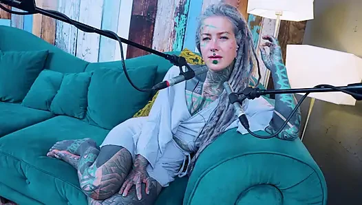 Ich spreche über Y - YOU - ASMR podcast SFW spricht goth dünnes mädchen dreadlocks tattoo-modell inked mädchen
