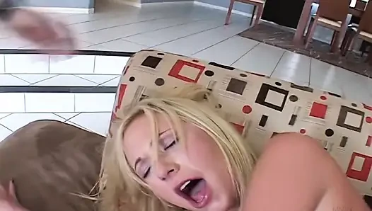 Hillary erkek delisi orta yaşlı seksi kadın, birçok yarakla sikilmeyi seviyor