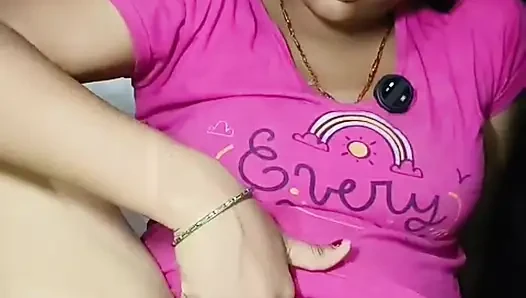 Gadis cantik lagi asik masturbasi fingering memeknya audio bahasa india