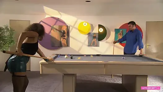 Fileli ve topuklu edepsiz zenci bilardo masasında iyi beyaz bir yolculuk yapıyor