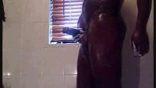 Chico negro con una enorme herramienta masturbándose en la ducha