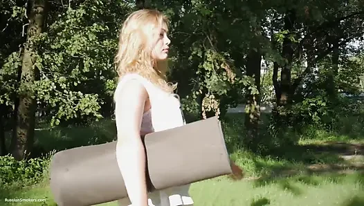 Sexy russisches mädchen, das zigarette raucht, entspannt im freien