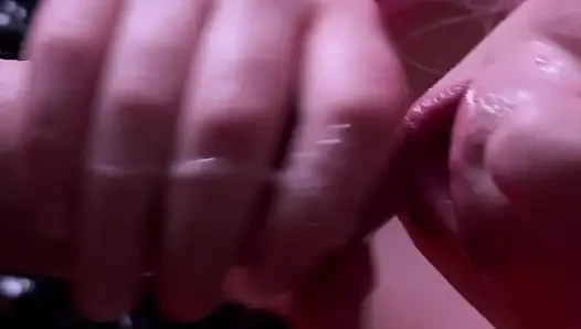 Sürtük kız arkadaşa pis işiyor ve boşalıyor