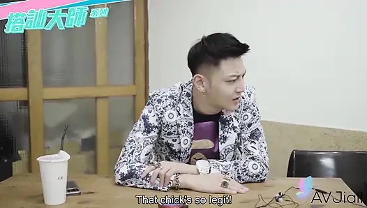 Ateşli dövmeli piliç, Yaner, kulübün banyosunda karşılama sanatçısı tarafından sikiliyor