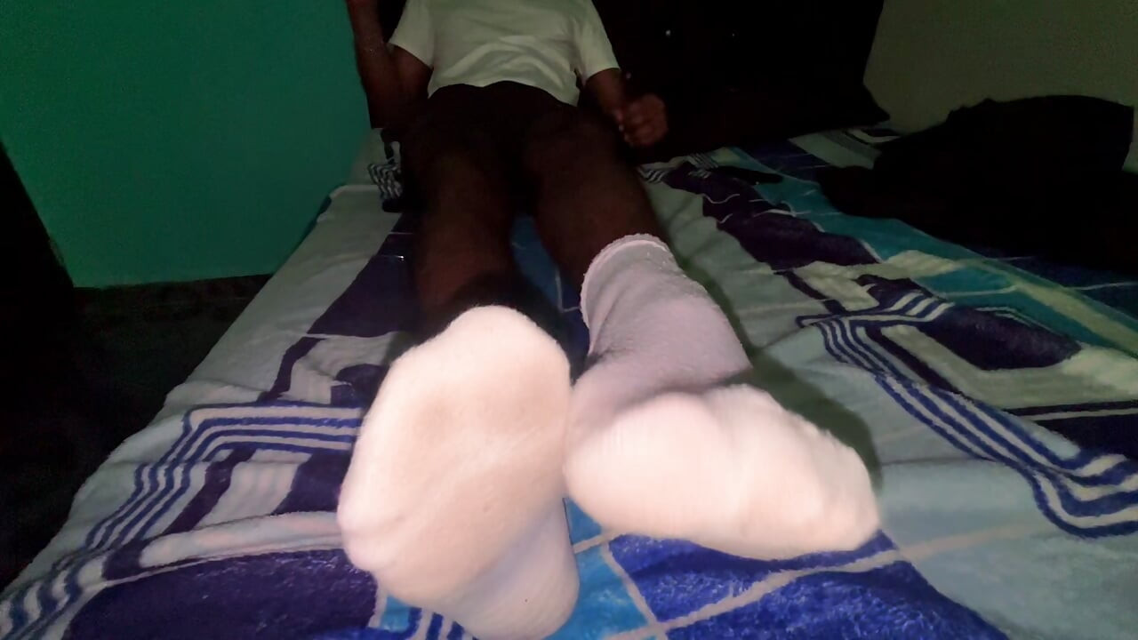 MORENO VERGON DA UN FOOTJOB A SU VECINO CON CALCETINES BLANCOS PUESTOS