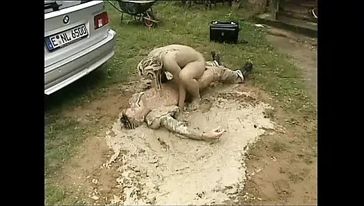 Çamur kaplı sürtük götünü sikiyor ve büyük yarakla pembe amına boşalıyor
