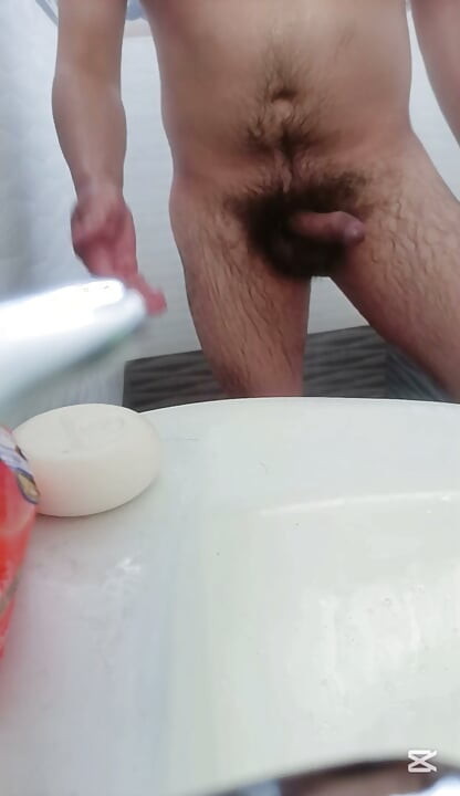 أستحم بمؤخرتي في الدش