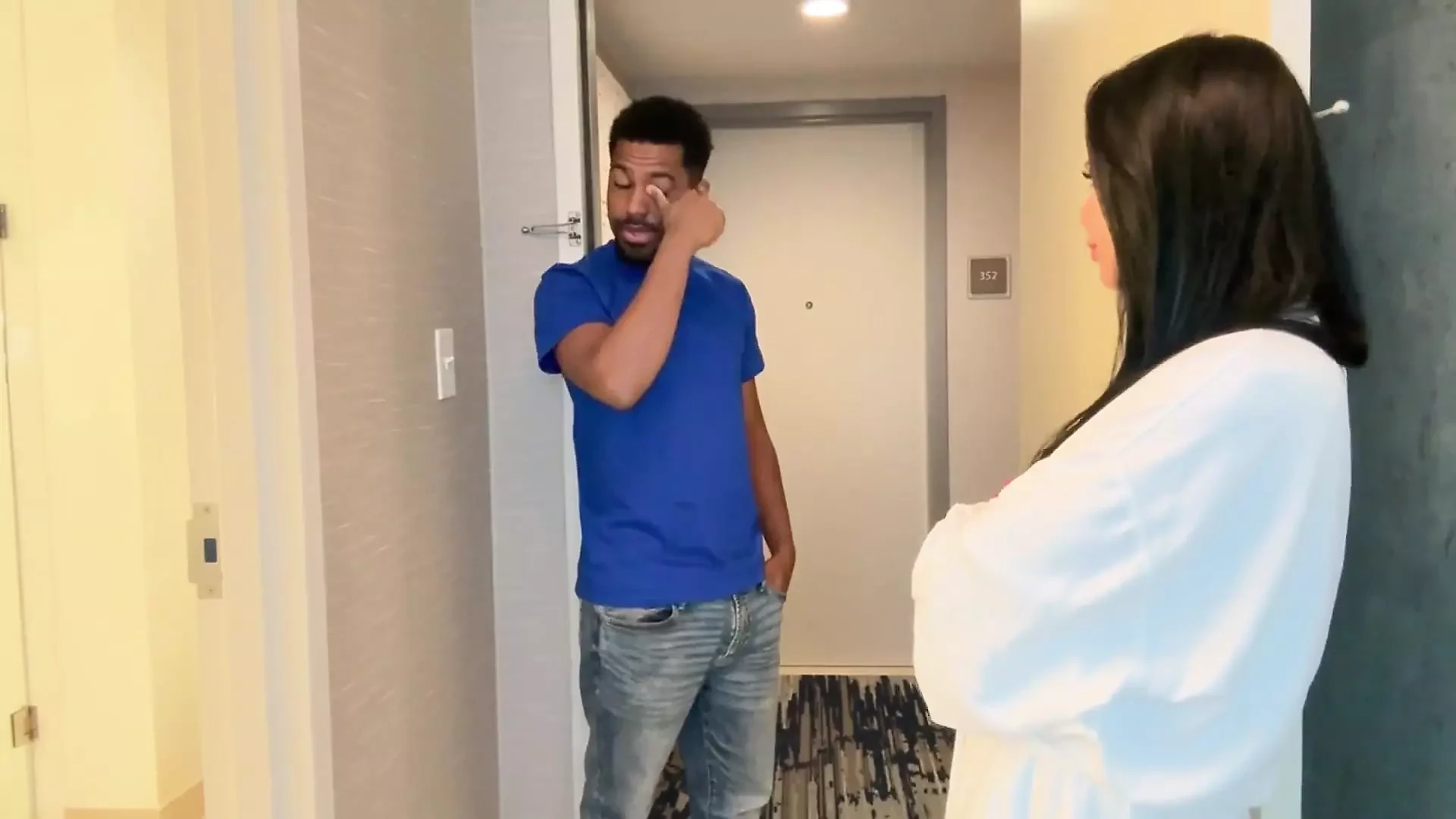 Die versaute MILF Piper wird in ihrem hotel von bbc gefickt