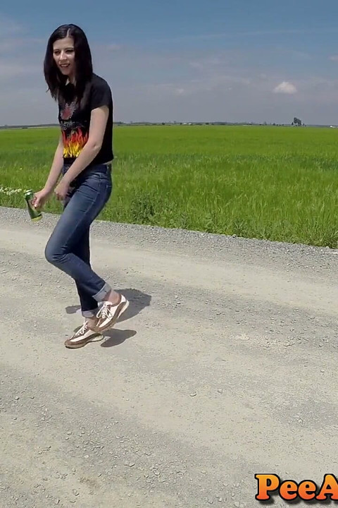 Aku lagi asik muasin celana jinsku di jalan