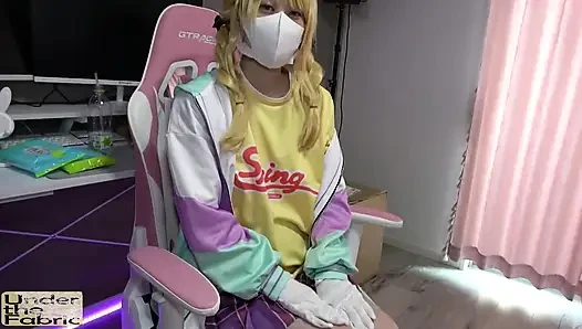 Kabarık doğal g cup Maria eğlenceli bir cosplay ayakla azdırma meydan okuması alıyor.