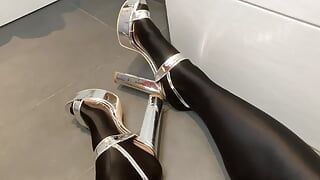 Gümüş topuklu ayakkabılar ve taytlı külotlu çorap mastürbasyonu