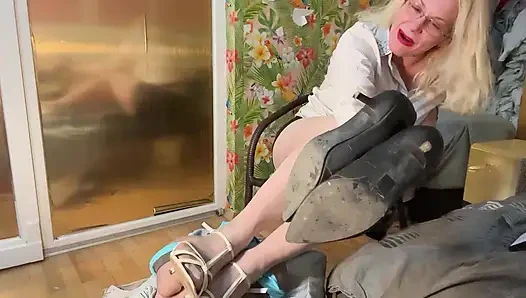 Yorgun iş kadını ayaklarını şişkinliğinde rahatlatıyor, kirli ayakkabılarını gösteriyor