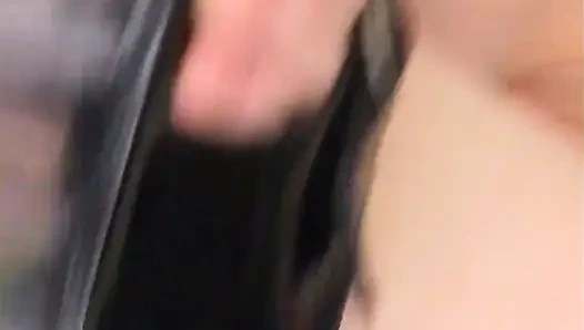 Esmer orta yaşlı seksi kadın yoğun parmaklama orgazmından sert fışkırtıyor