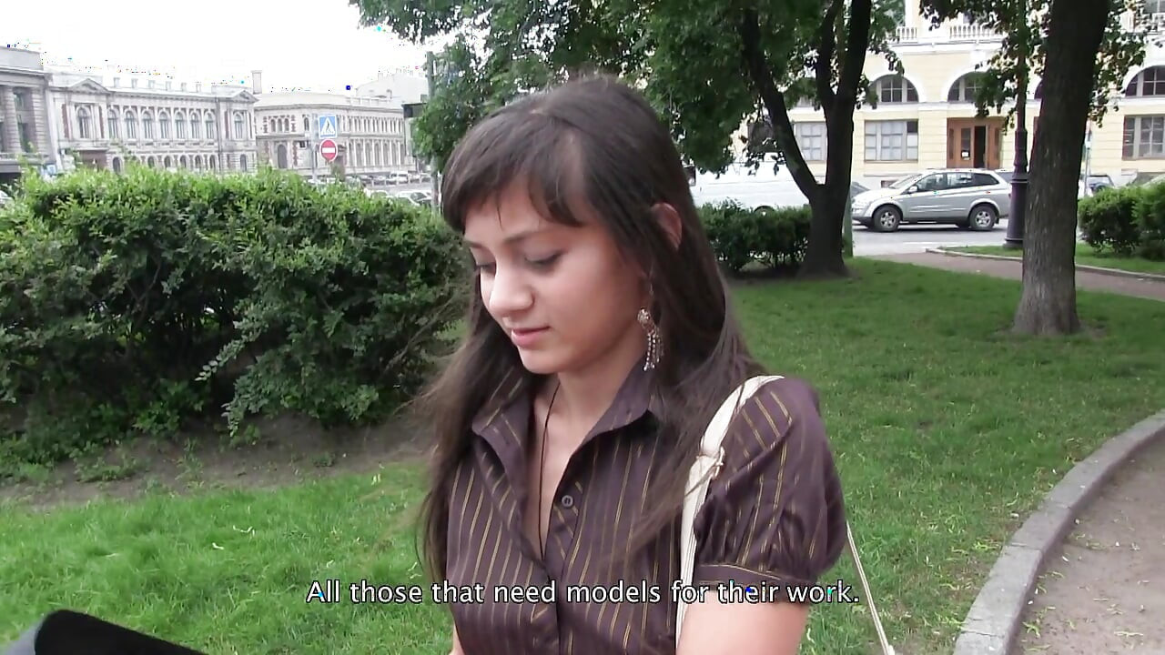 Брюнетка отримує тепле навантаження в її кицьку