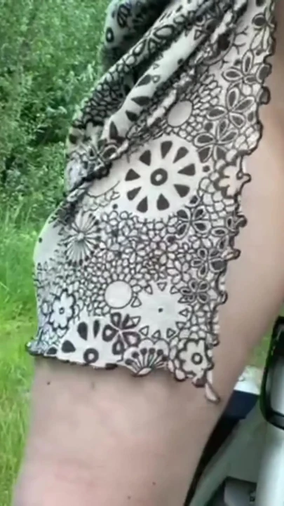 Moment à partager de « Baise en plein air avec siège de vélo, poignée, bosse de roue, chevauchage avec un gode dans la chatte et le cul »