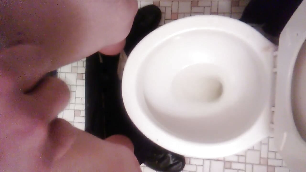 Heißes transgirl spielt mit mir selbst, während ich pisse
