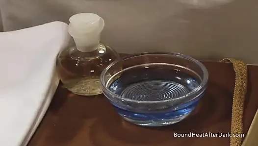 Güzel tombul lezbiyen köleler sahibe tarafından soyunuyor ve parmaklanıyor