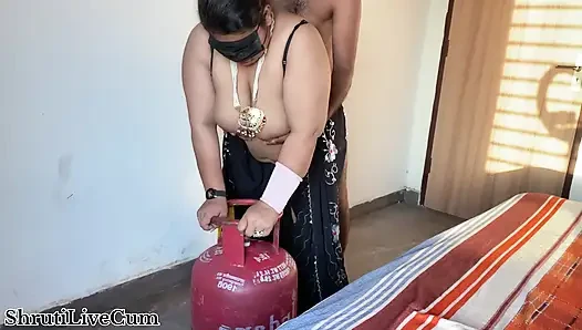 Orang pengantar gas lunak Desa menyerahkan selain tangki, di mana silinder kosong, saya bawa.