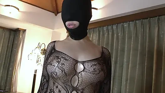 Baştan çıkarıcı esmer hatun titreşimli ve patlayıcı yüze boşalma için sikiliyor