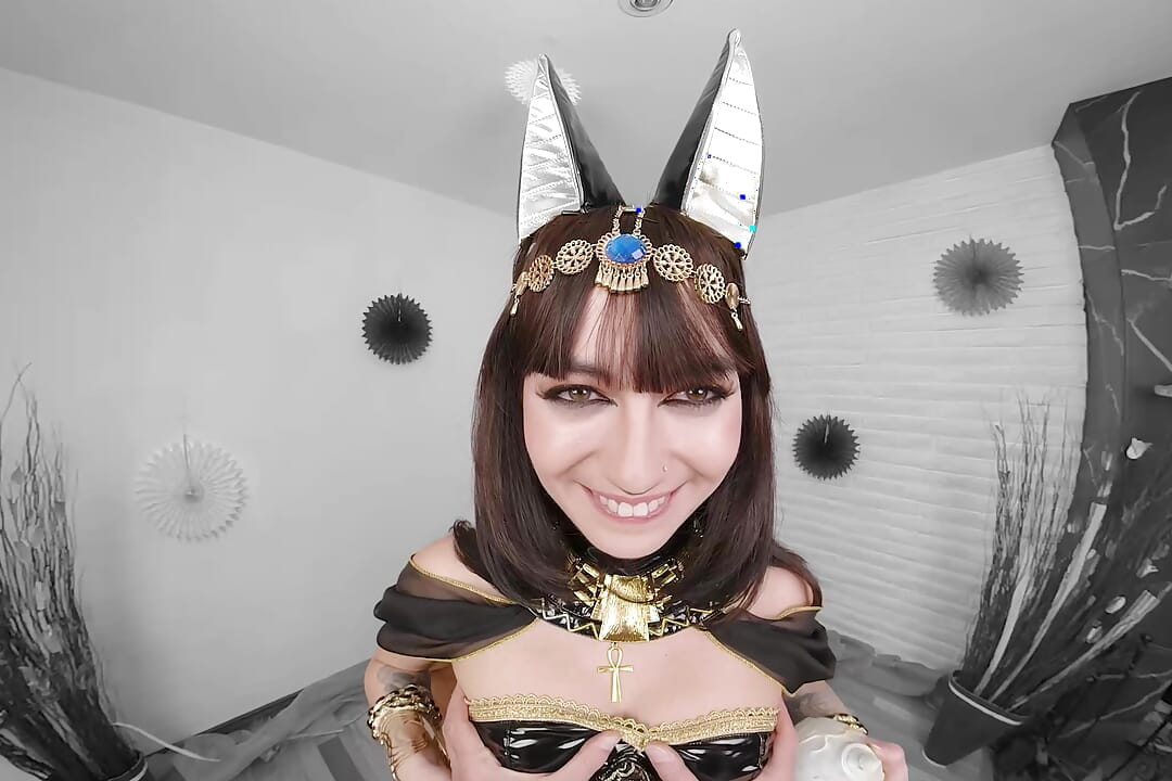 Yoldan geçen Megan, Godess Anubis'in şehvetine katacak gücü olup olmadığını test ediyor