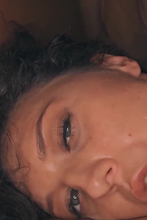 O fată de 19 ani cu cea mai sexy vagin este futută de un penis uriaș