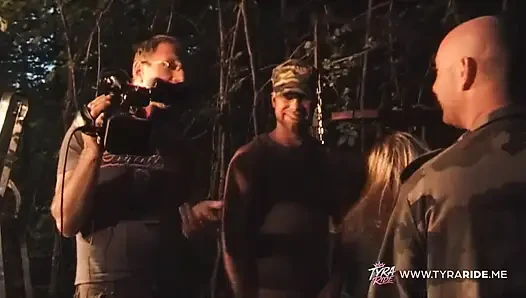 Pemotretan film dewasa di balik layar dengan pirang dan brunette