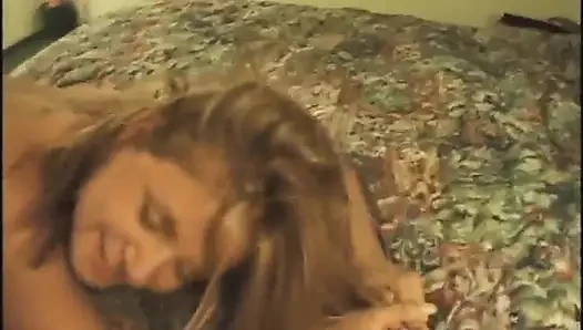 Tante hot rambut pirang lagi asik nyepong dan ngentot kontol cowok ini