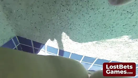 Striptiz dondurma oyunu hissedilebilir bir gerginlikle dolu