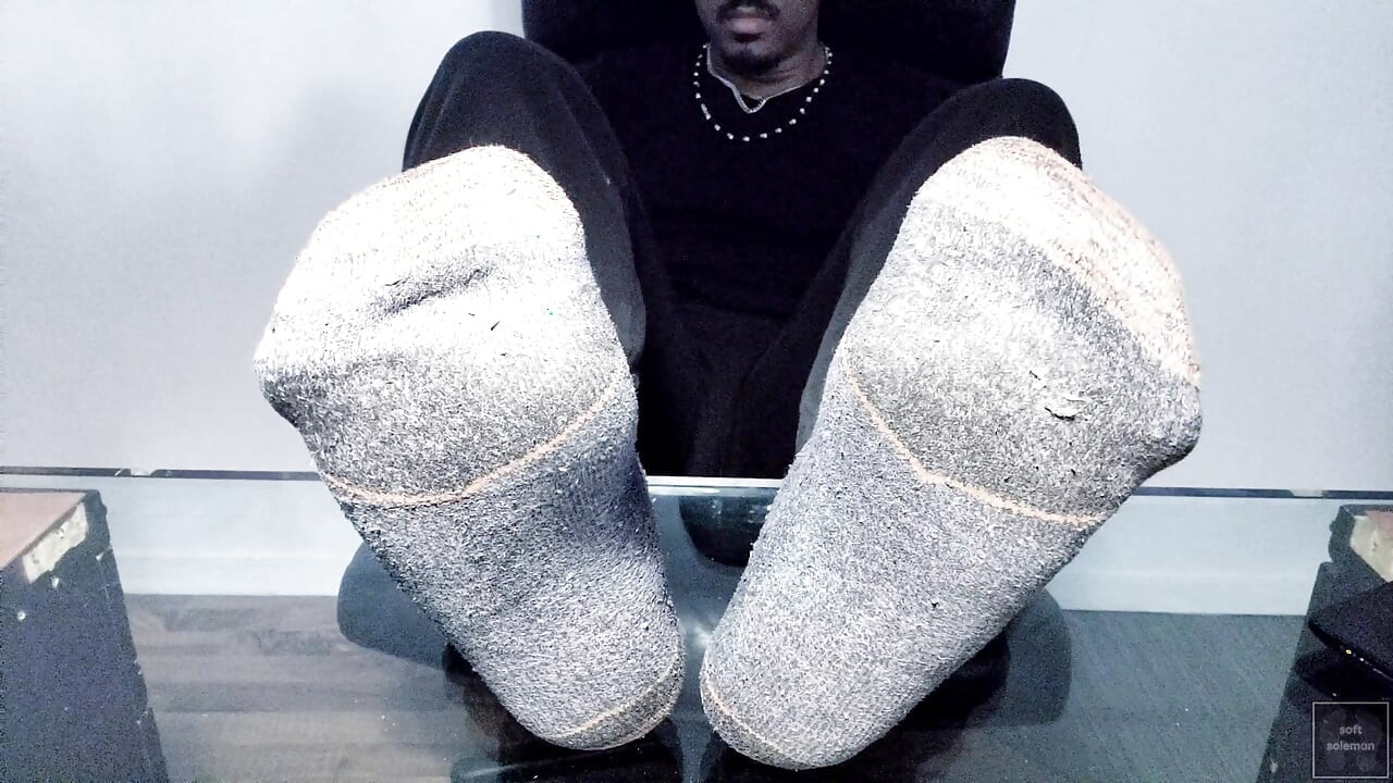 I Expose My Bright Male Soles (2025)