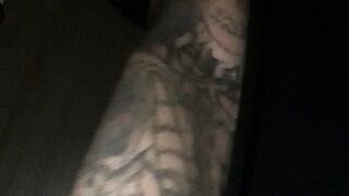 Satanista tatuato con un grosso cazzo