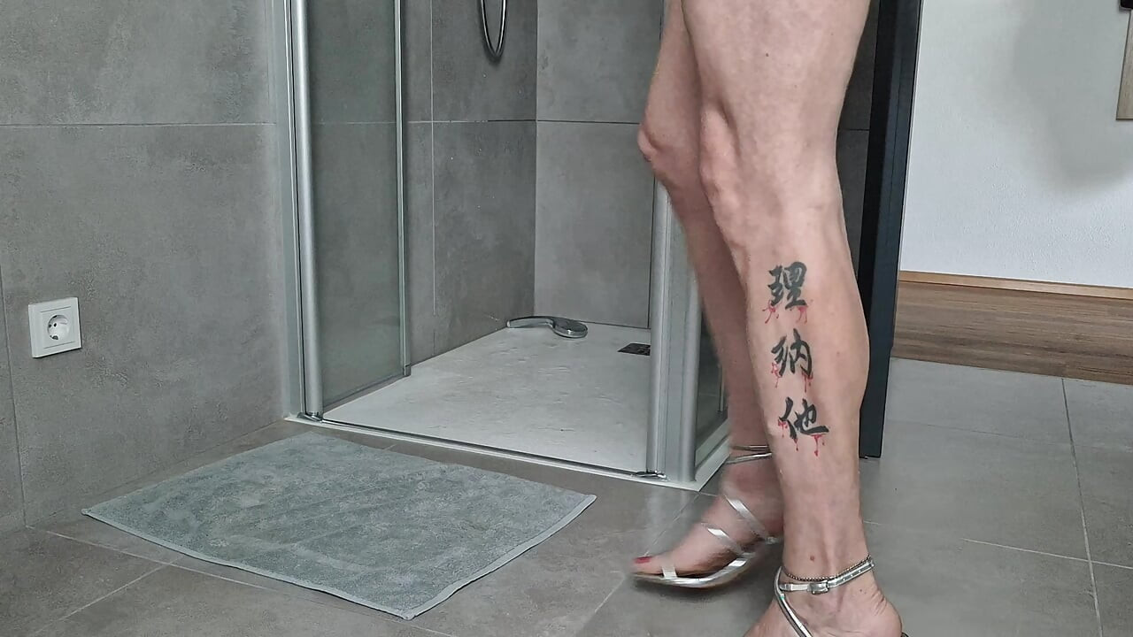 Cuky di kamar mandi