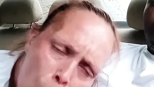 Sokak fahişesi arabada oral seks yapıyor. Ağıza boşalma