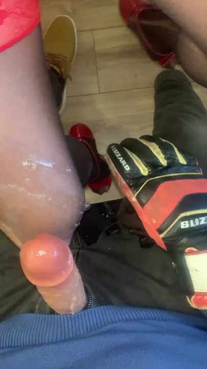 必看时刻从“我在同性恋酒吧摸了一个陌生人的鸡巴，他用他的精液弄湿了我的连裤袜”