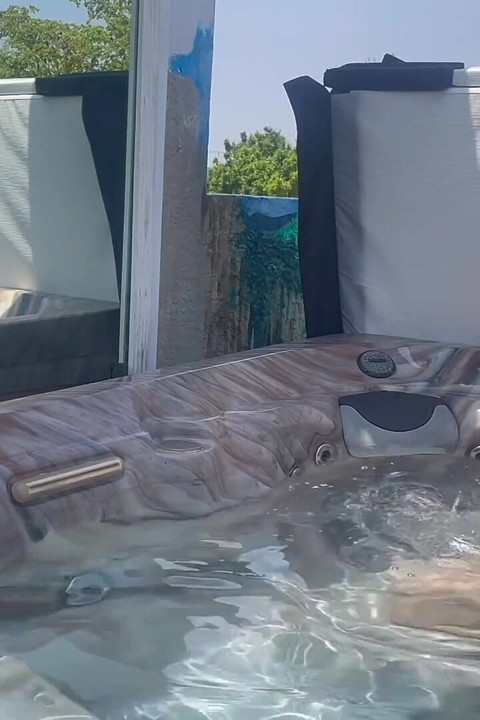 Artemisia se voli igrati sa svojom napaljenom pičkom u vanjskom jacuzziju
