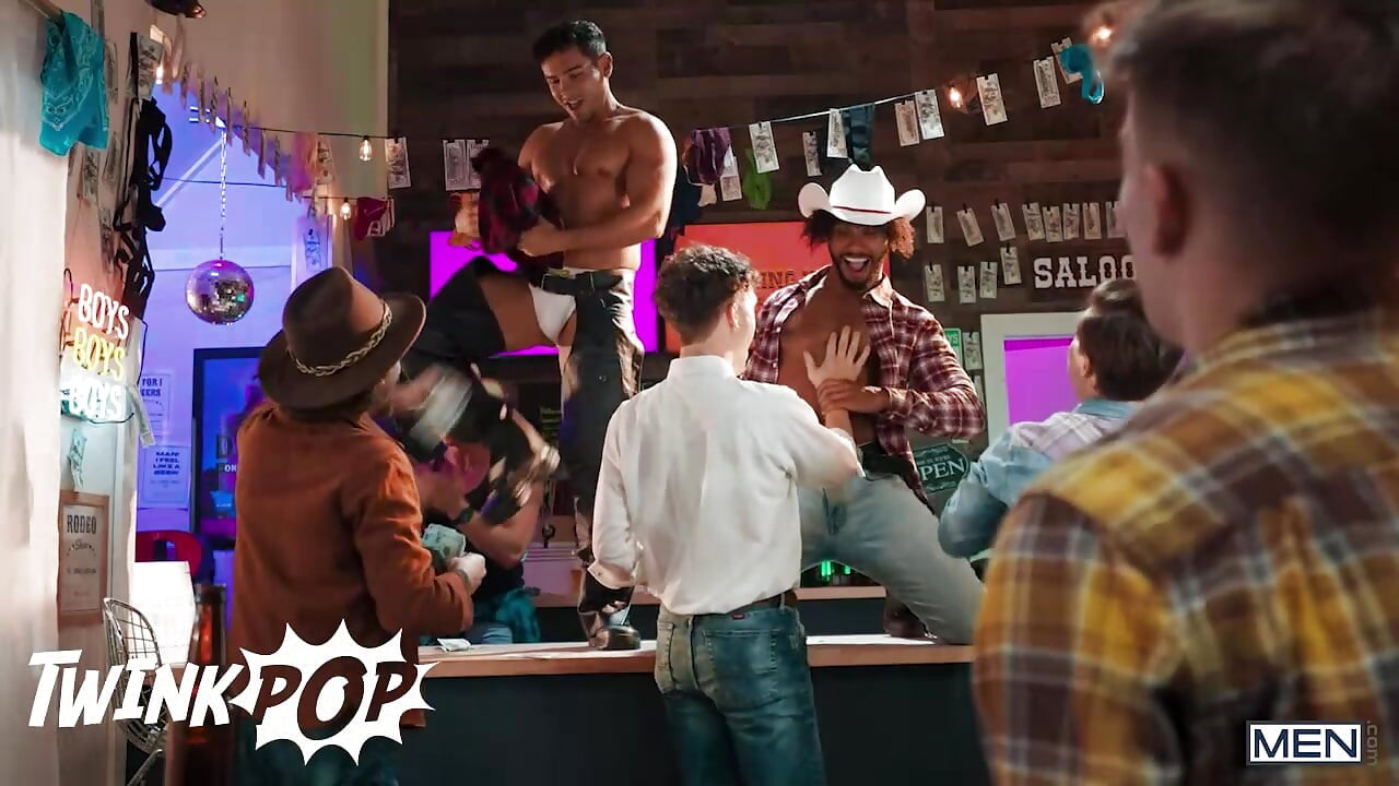 TWINKPOP - Jake Preston jebe Tonyja Geniusa na biku, a onda biva jeban u baru u salonu