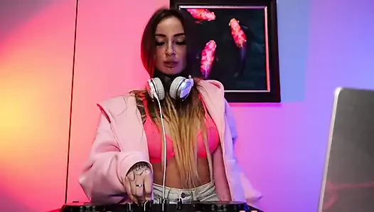 Die Afterparty geriet außer Kontrolle und er fickte den DJ direkt im Club