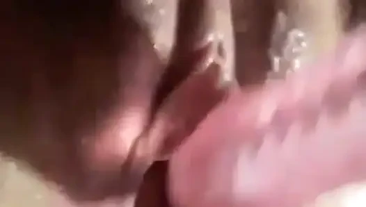 Cewek sange ini lagi asik muasin memeknya pakai dildo sampai muncrat