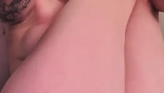 Aku muasin diriku sendiri sampai orgasme, muncrat, dan kaki gemetar