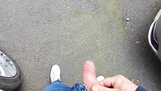 Засвет хуя - я вытаскиваю свой член перед горячей девушкой между автомобилями на улице, и она помогает мне кончить - настоящие очень рискованно