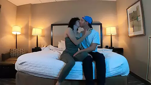 Linda pareja besándose