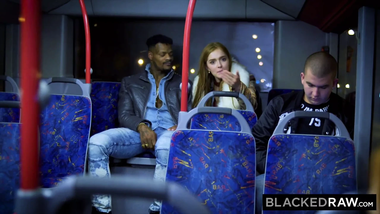 Blackedraw 两个美女在公共汽车上操巨大的大黑屌！