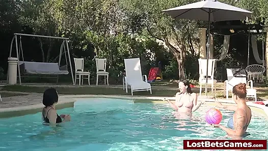 Striptiz voleybolu kaybedeni açık havada şehvetli bir meydan okumayla karşı karşıya