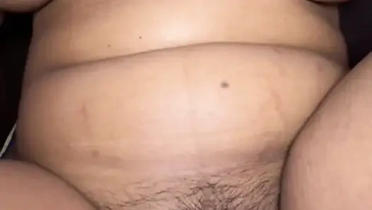 Reines desi, sexy schätzchen reibt ihre muschi