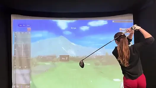 Benim lush ile bir simülatörde golf yapmaya çalışıyorum! Ben sallanırken boşalmamaya çalışıyorum!