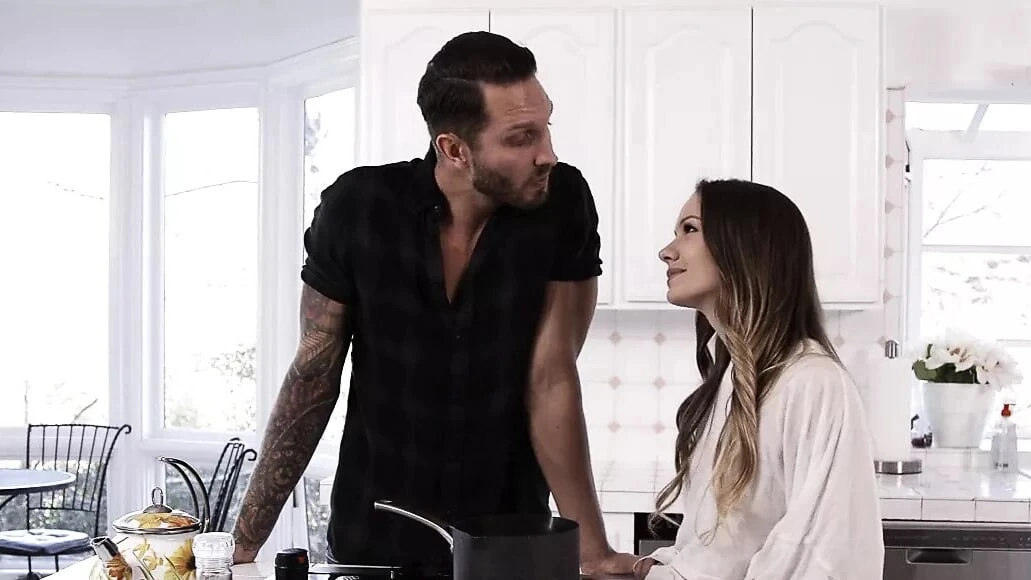 Petite babe seduces guy into erotic sex