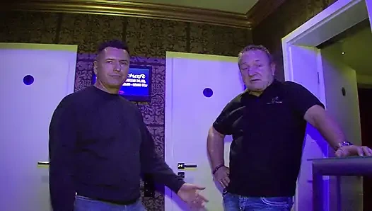 Татуированную грудастую немецкую милфу жестко трахнули на свинг-вечеринке