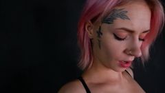 Dívka s tetováním na obličeji, hraje si se svou kundičkou