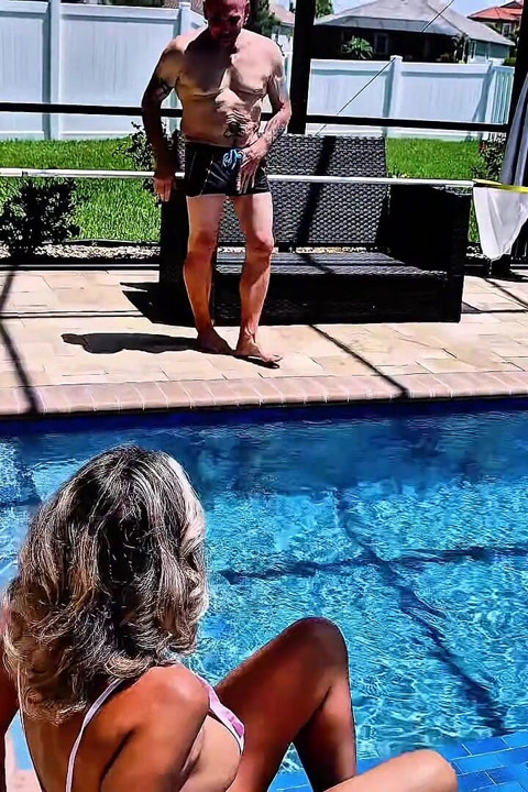Caliente gilf folla su hombre de piscina